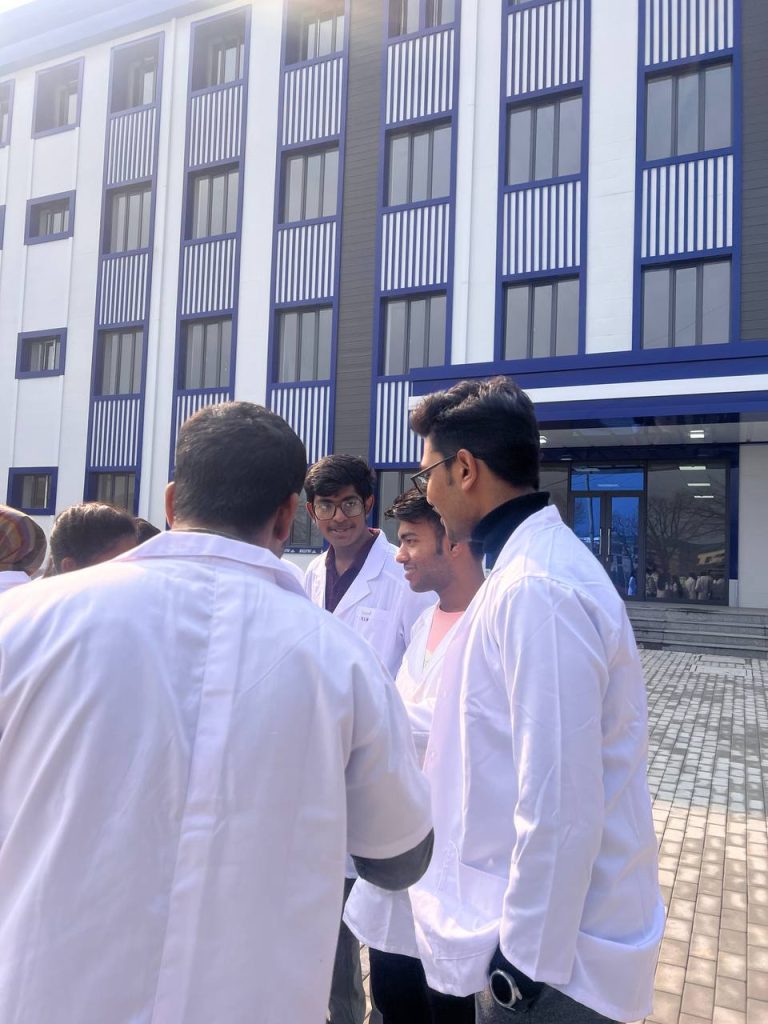 Impuls Medical Institute student discussion